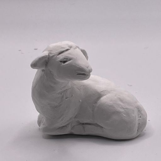 mouton regardant de côté crèche